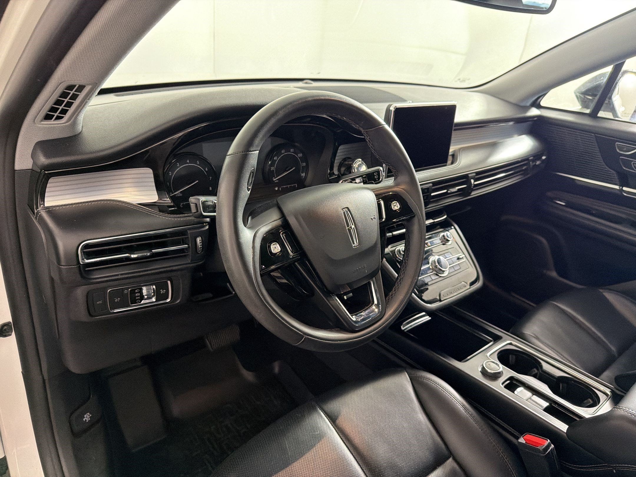Used 2022 Lincoln Corsair AWD w/ Equipment Group 101A image 4