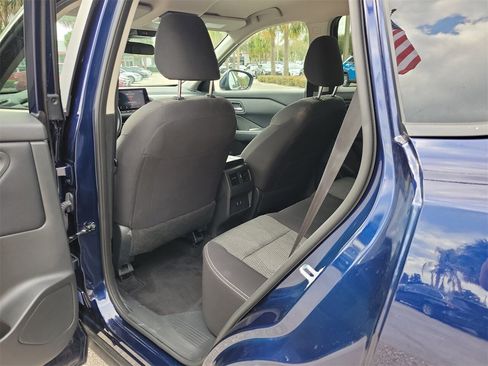 Used 2025 Nissan Rogue SV image 9