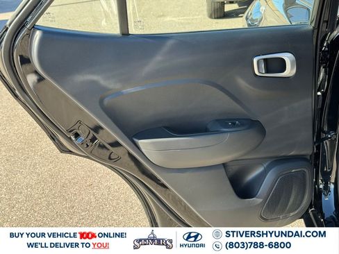 Certified 2025 Hyundai Venue SE image 18