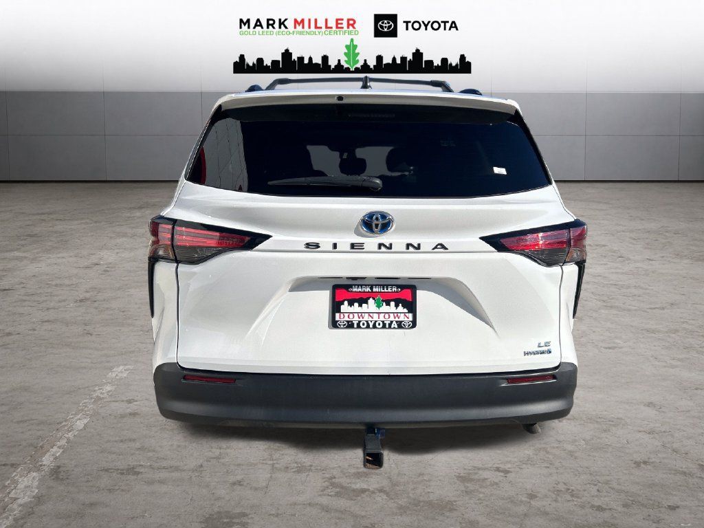 Certified 2022 Toyota Sienna LE FWD image 4
