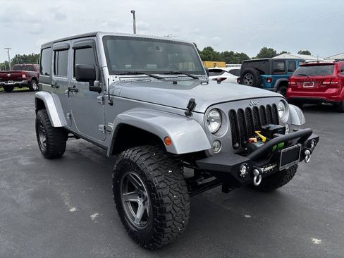 Used 2014 Jeep Wrangler Unlimited Sahara w/ Dual Top Group AWD/4WD image 4
