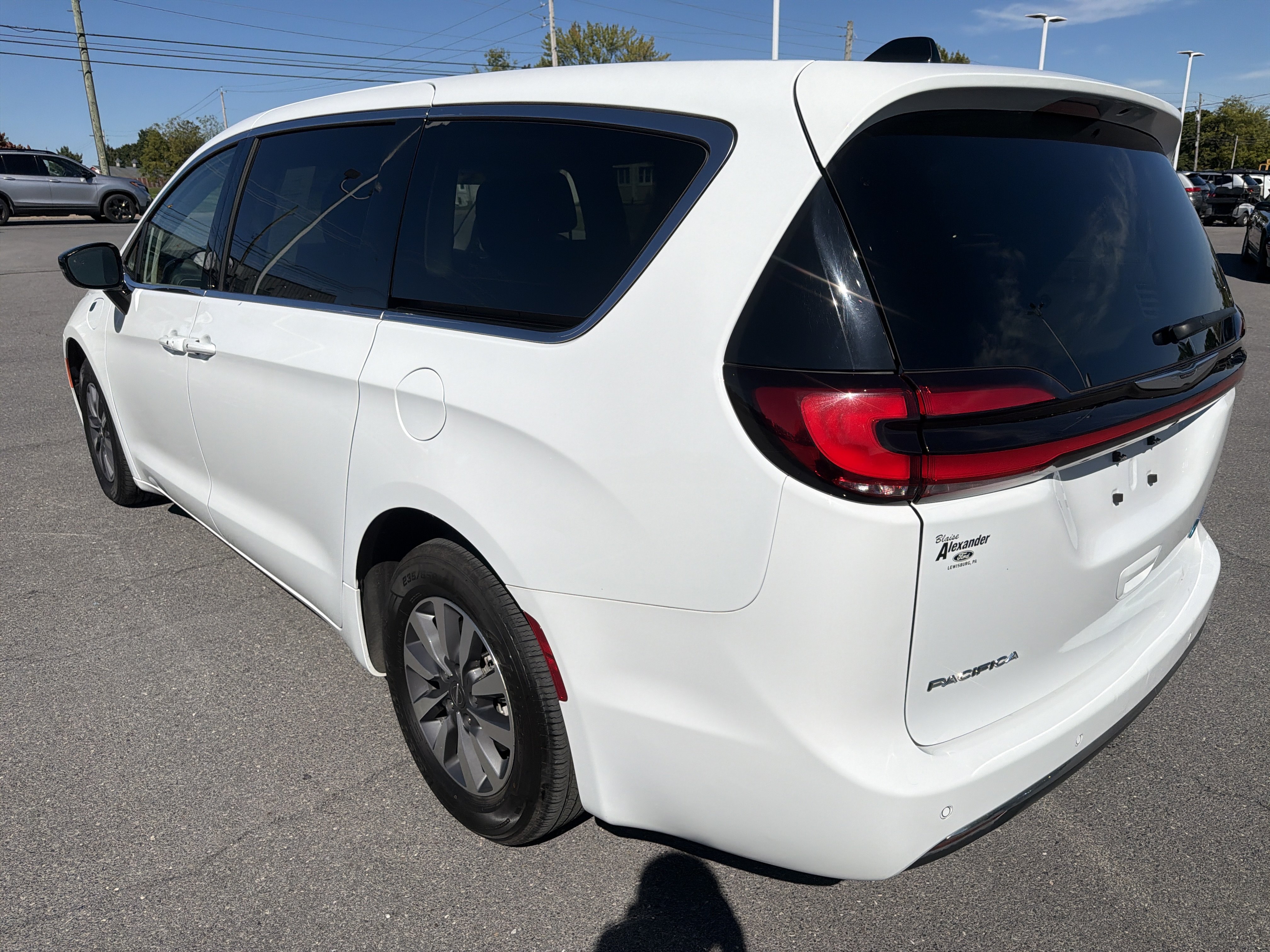 Used 2024 Chrysler Pacifica Limited FWD image 6