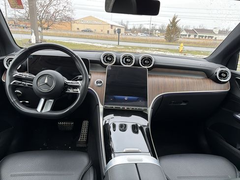 Used 2025 Mercedes-Benz GLC 300 4MATIC image 11
