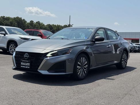 Used 2024 Nissan Altima 2.5 SV FWD image 24