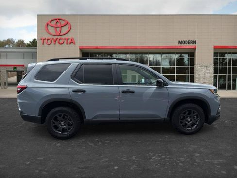Used 2025 Honda Pilot TrailSport image 4