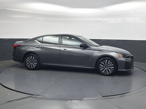 Used 2025 Nissan Altima 2.5 SV FWD image 4