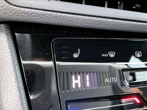 Used 2025 Volkswagen Jetta Sport image 32