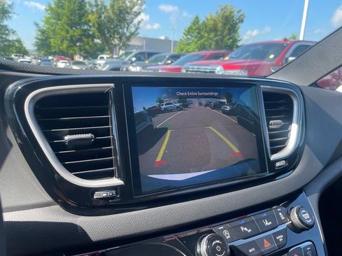Used 2025 Chrysler Pacifica Select FWD image 16