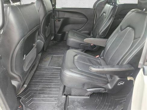 Used 2020 Chrysler Pacifica Touring-L w/ S Appearance Package FWD image 10