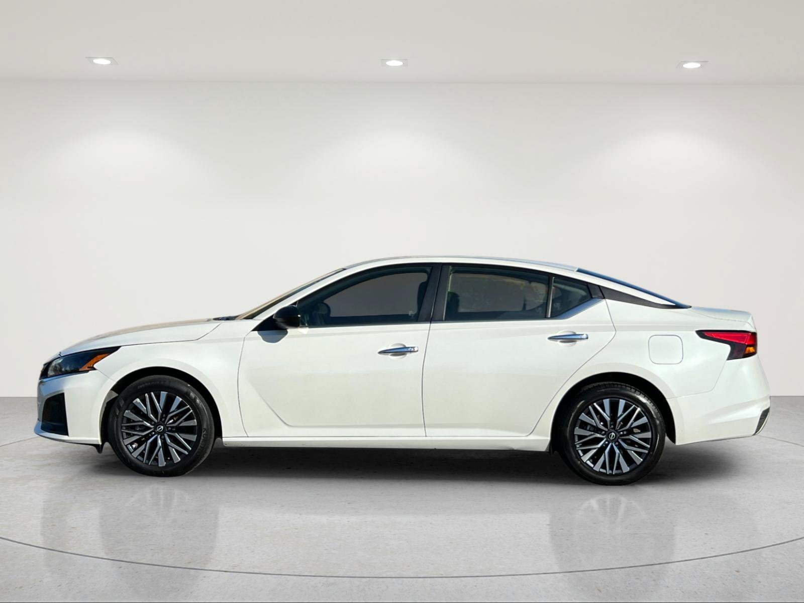 Used 2025 Nissan Altima 2.5 SV AWD/4WD image 2