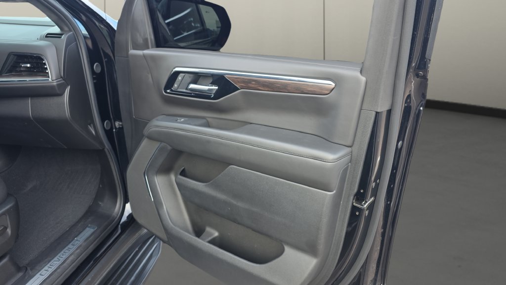 Used 2025 Chevrolet Suburban LT RWD image 16