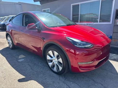 Used 2024 Tesla Model Y Long Range AWD/4WD image 3