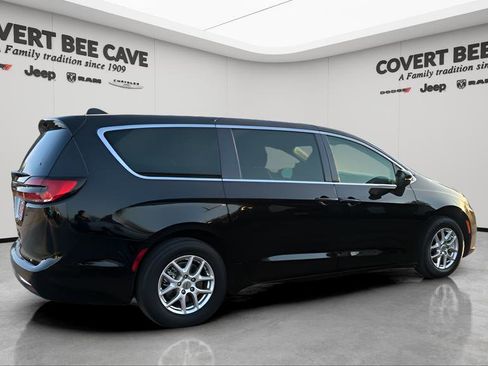 Certified 2024 Chrysler Pacifica Touring-L image 10