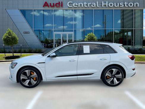Used 2022 Audi e-tron Premium Plus w/ Premium Plus Package image 2