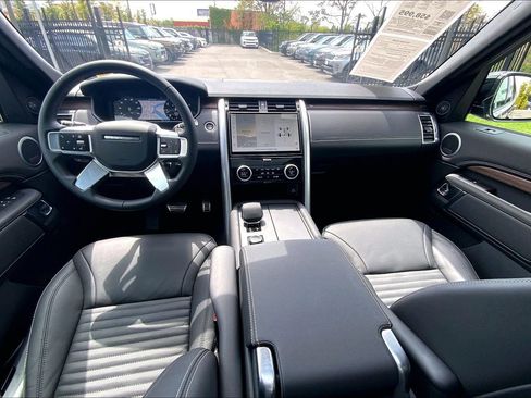 Certified 2025 Land Rover Discovery Dynamic SE AWD/4WD image 15