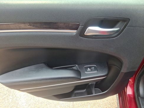 Used 2020 Chrysler 300 Limited AWD/4WD image 18