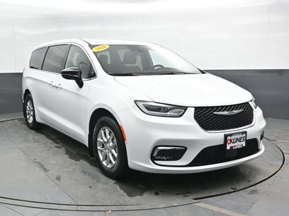 New 2026 Chrysler Pacifica Select