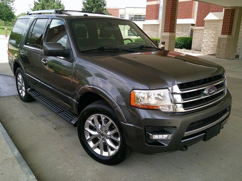 Used 2017 Ford Expedition Limited AWD/4WD image 4