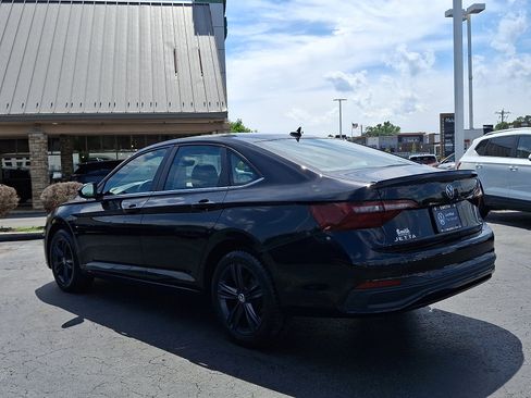 Certified 2023 Volkswagen Jetta SE w/ Panoramic Sunroof Package FWD image 4