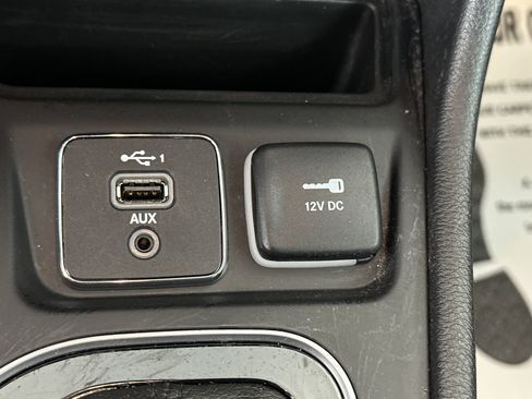 Used 2022 Jeep Cherokee Limited image 24