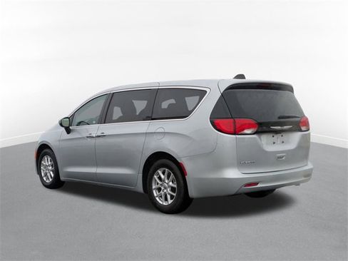 Used 2023 Chrysler Voyager LX image 4