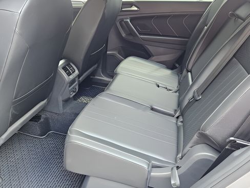 Used 2023 Volkswagen Tiguan SE R-Line FWD image 9