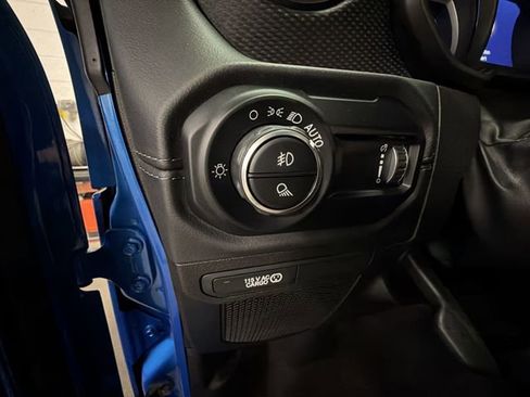 Used 2024 Jeep Gladiator Rubicon w/ Technology Group image 18