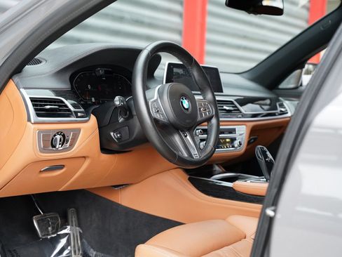 Used 2022 BMW 740i w/ M Sport Package RWD image 17
