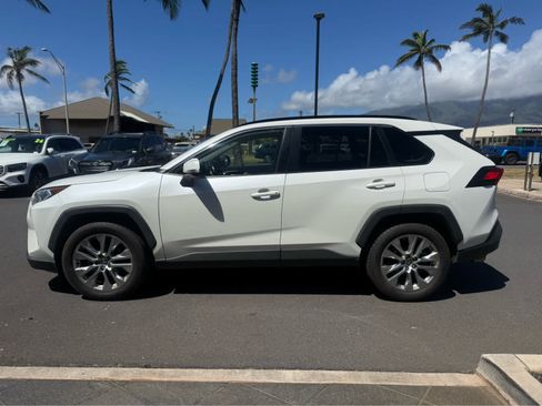 Used 2021 Toyota RAV4 XLE Premium FWD image 3