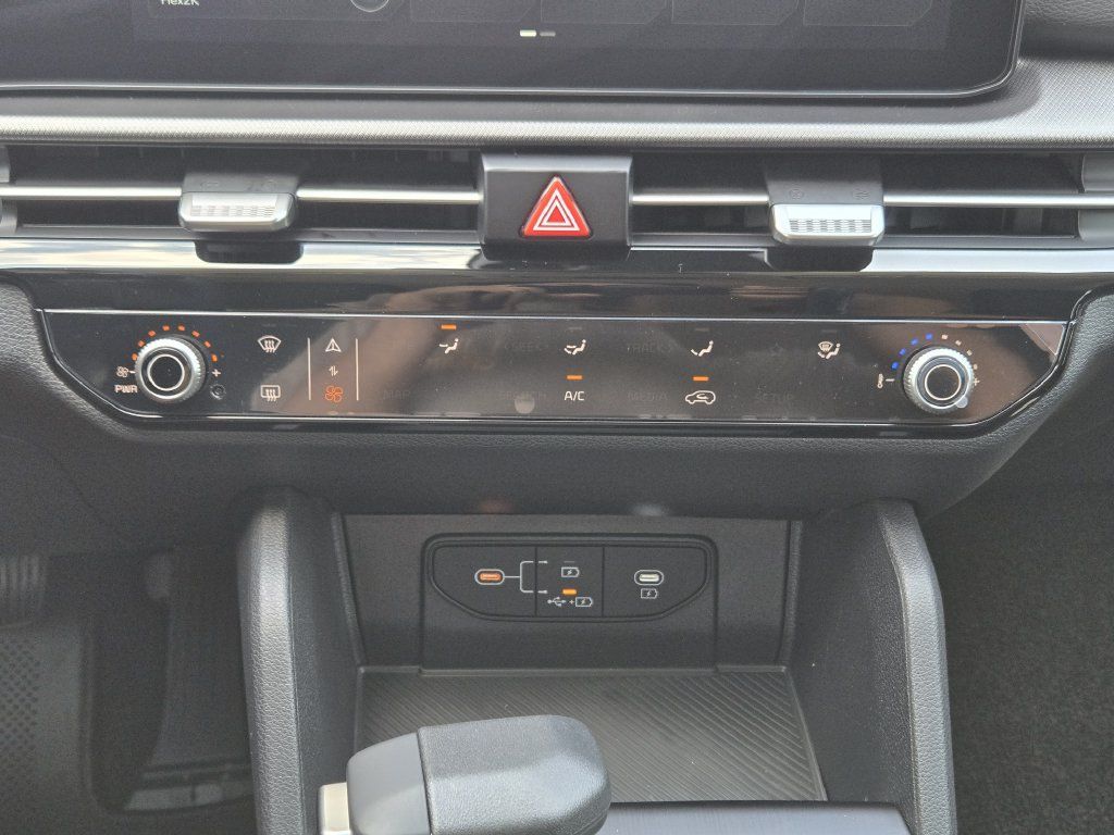 New 2026 Kia Sportage LX w/ LX Convenience Package FWD image 17