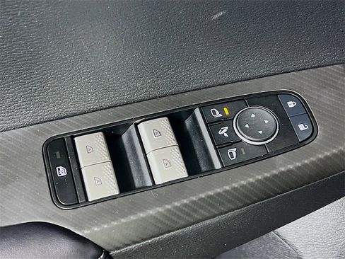 Used 2024 Mitsubishi Outlander SE image 17