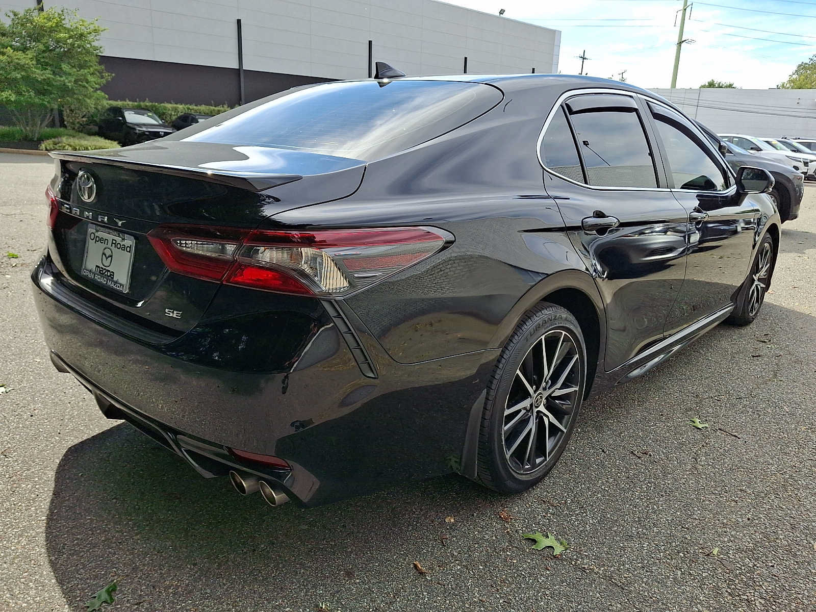 Used 2023 Toyota Camry SE FWD image 4
