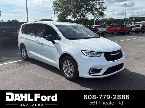 Used 2025 Chrysler Pacifica Select FWD image 1