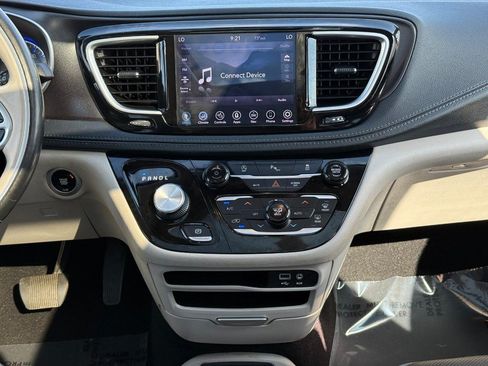 Used 2020 Chrysler Pacifica Limited FWD image 19