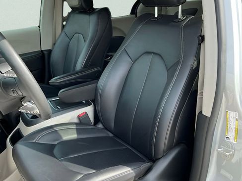 Used 2024 Chrysler Pacifica Touring-L image 27
