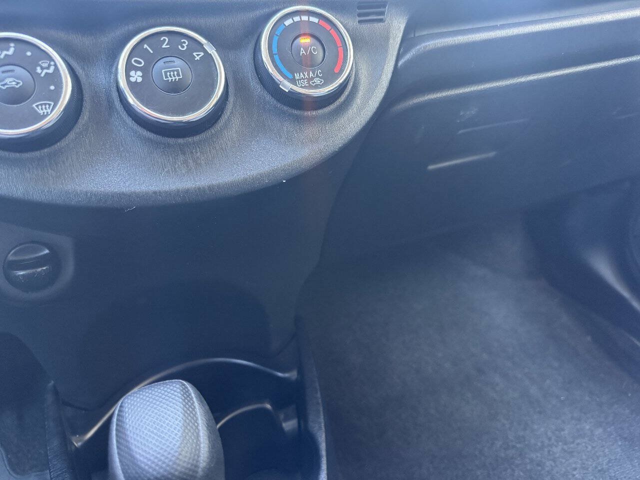 Used 2012 Toyota Yaris LE FWD image 29