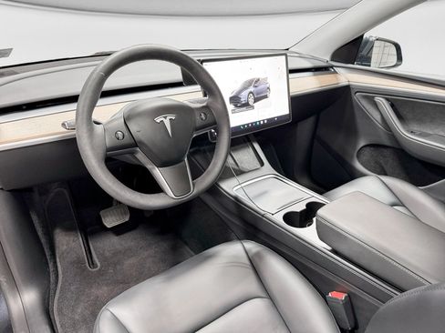 Used 2024 Tesla Model Y Long Range AWD/4WD image 16