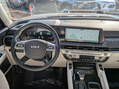 Used 2024 Kia Telluride EX w/ EX Captain's Chair Package image 18