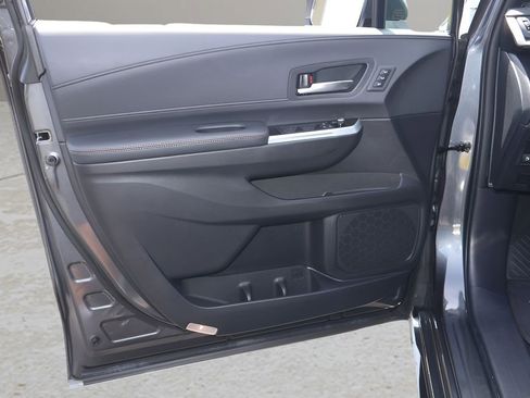 Used 2025 Toyota Sienna Limited FWD image 10