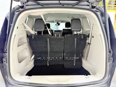 Used 2022 Chrysler Pacifica Touring-L image 20