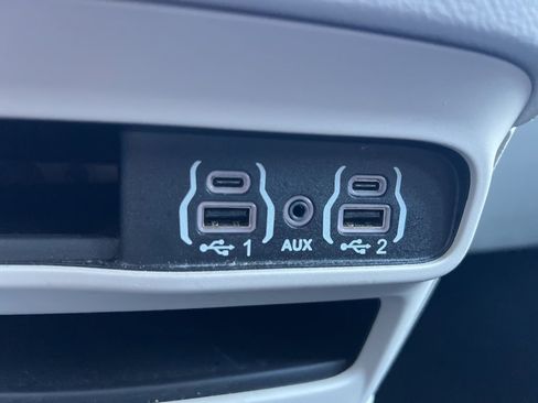 Used 2023 Chrysler Voyager LX image 22