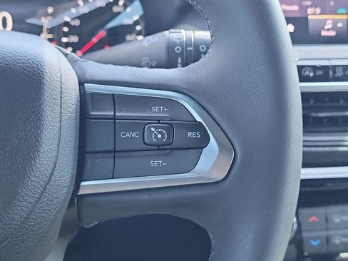 Used 2024 Jeep Compass Latitude w/ Convenience Group AWD/4WD image 21