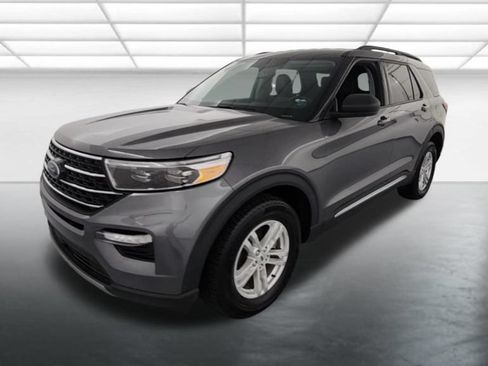 Used 2023 Ford Explorer XLT w/ Equipment Group 202A AWD/4WD image 3