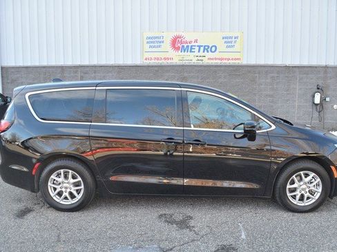 Used 2024 Chrysler Pacifica Touring-L image 9