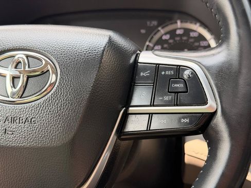 Used 2021 Toyota Highlander XLE AWD/4WD image 31