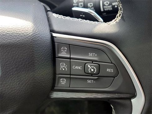 Used 2023 Jeep Grand Cherokee Laredo X image 19