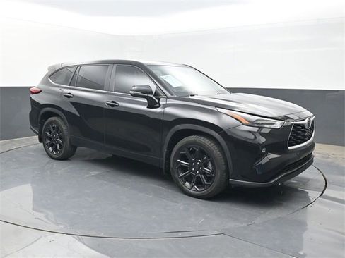 Used 2023 Toyota Highlander LE image 8