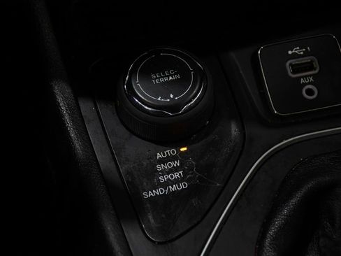 Used 2021 Jeep Cherokee Latitude Plus image 24