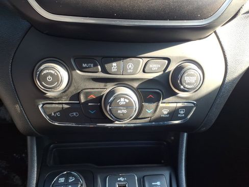 Used 2019 Jeep Cherokee Trailhawk w/ Comfort/Convenience Group image 18