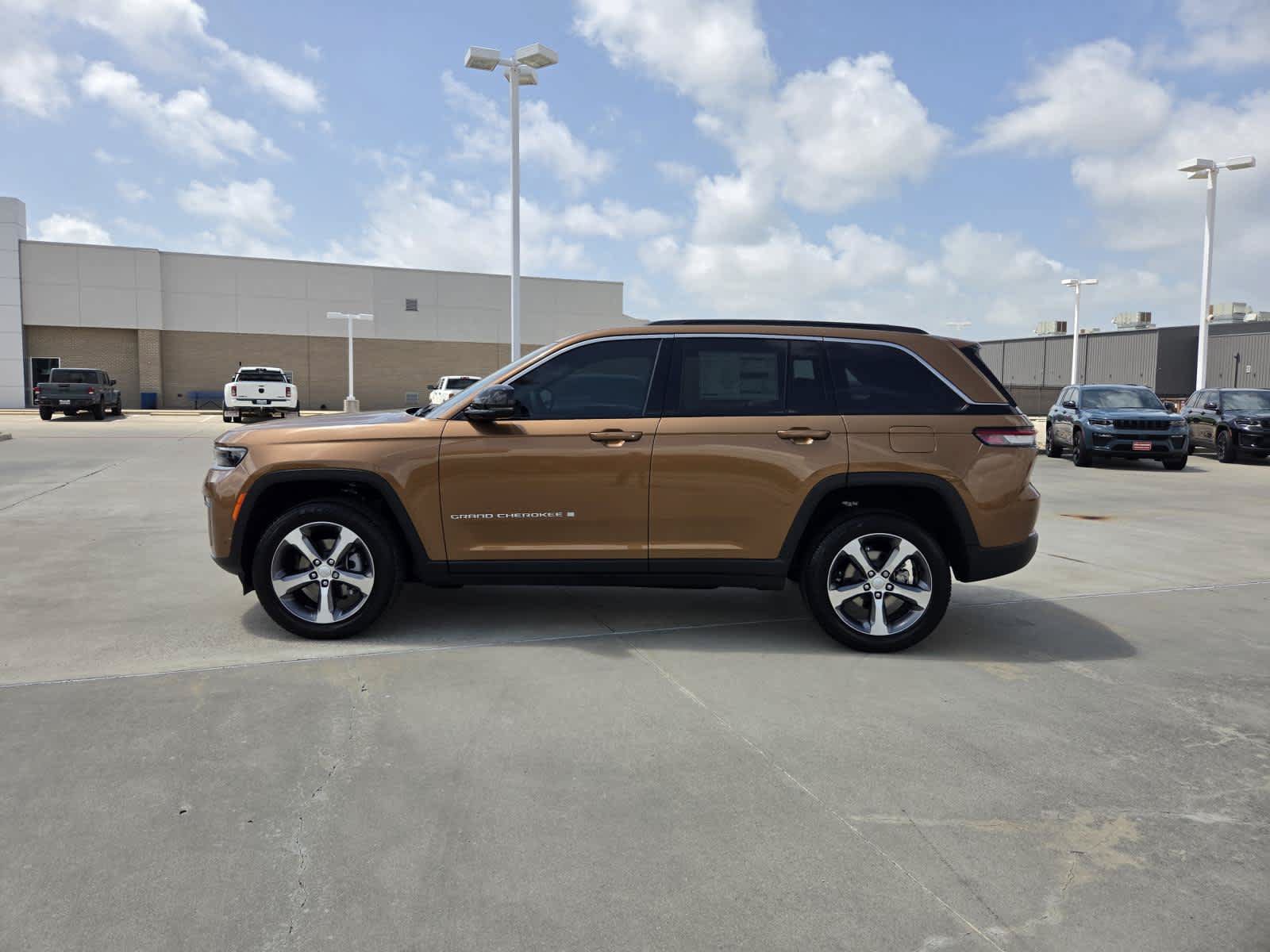New 2026 Jeep Grand Cherokee Limited AWD/4WD image 2
